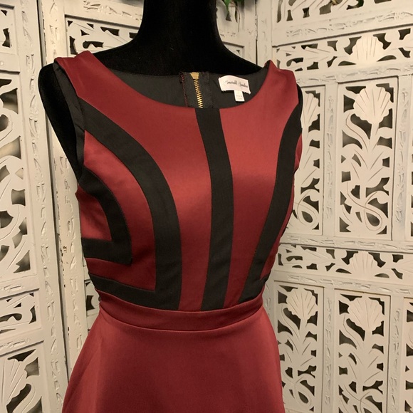 EMERALD SUNDAE NICE BURGUNDY RED & BLACK ACCENTS SLEEVELESS MINI DRESS - Picture 3 of 10